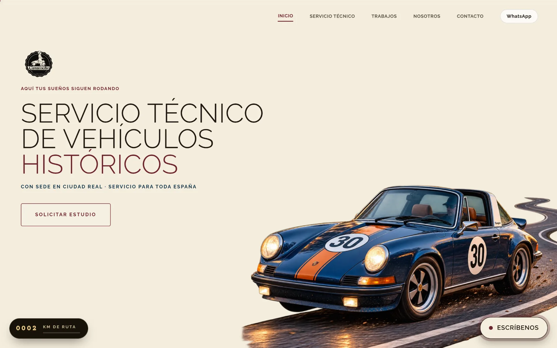Portada de Carricoche: «Servicio técnico de vehículos históricos» sobre la fotografía de un clásico deportivo en carretera.